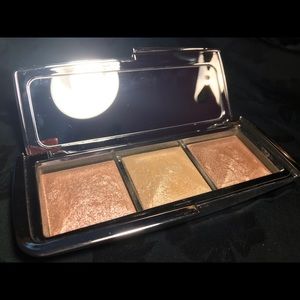🪞✨ Hourglass Ambient Strobe Light highlighting palette